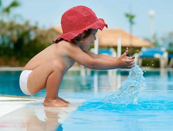 Medic pediatru Raluca Tocariu: Ce boli pot lua copiii de la piscina?